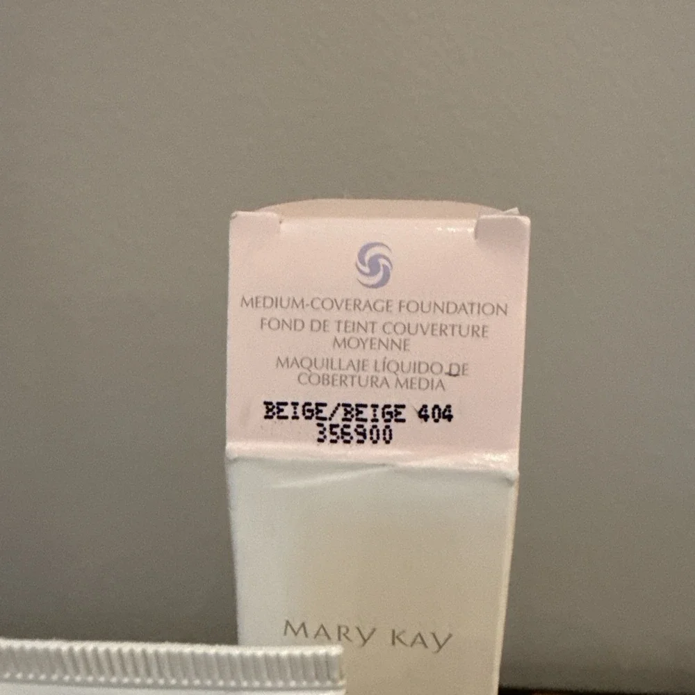 MARY‎ KAY Medium-Coverage Foundation Beige 404 Liquid 1 fl oz. 356900 Pink Cap
